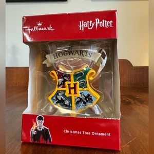 Hallmark Hogwarts Crest ornament 2018 Harry Potter with original package